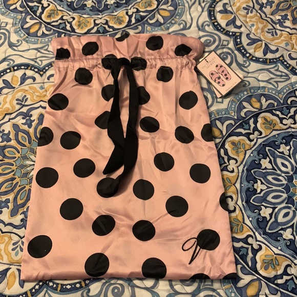 BNWT VICTORIA’S SECRET Pink w/ black polka dots slippers sz M (7-8) & carry bag - Picture 5 of 7